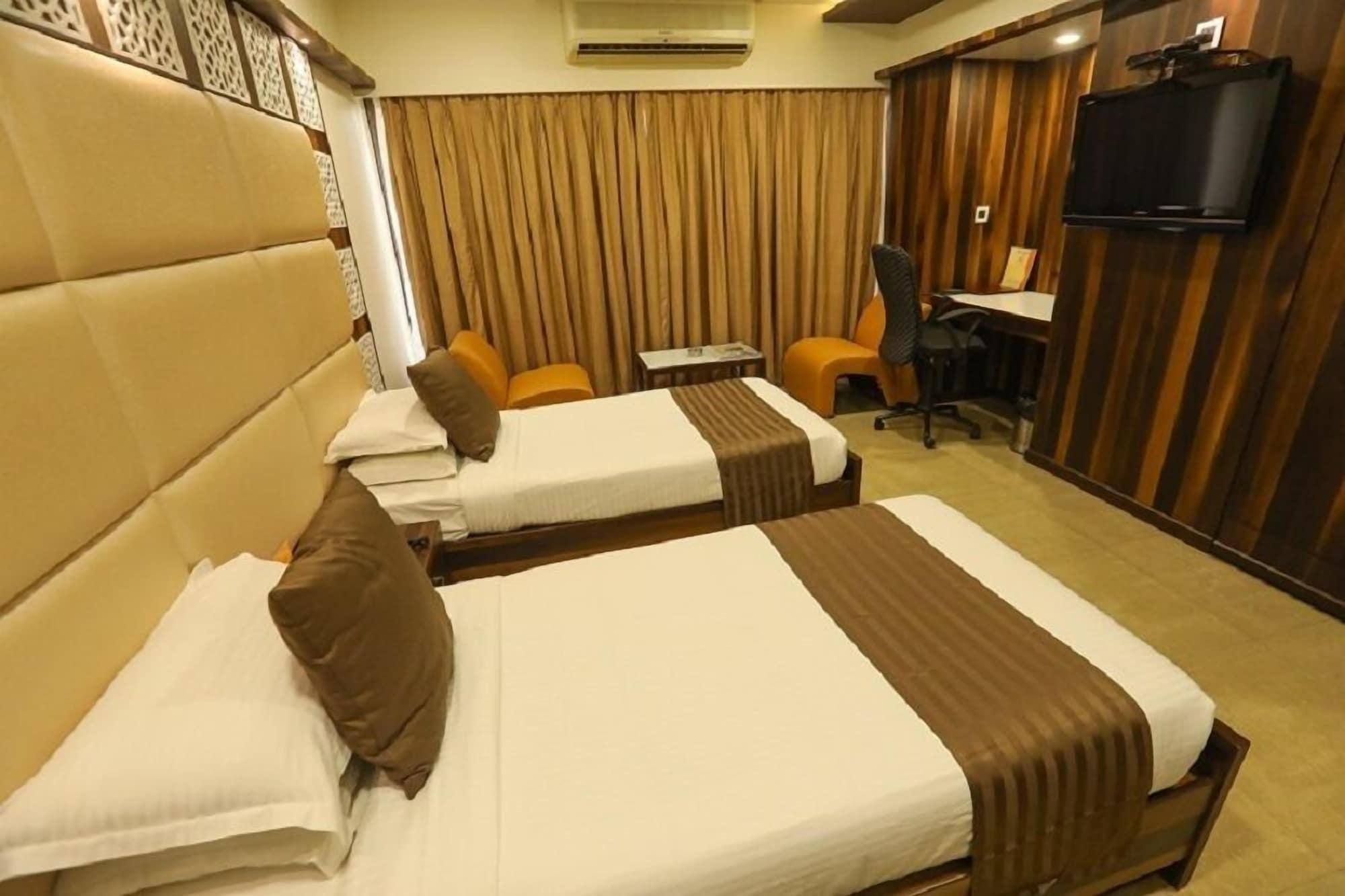 מומביי Jyoti Dwelling Hotel מראה חיצוני תמונה
