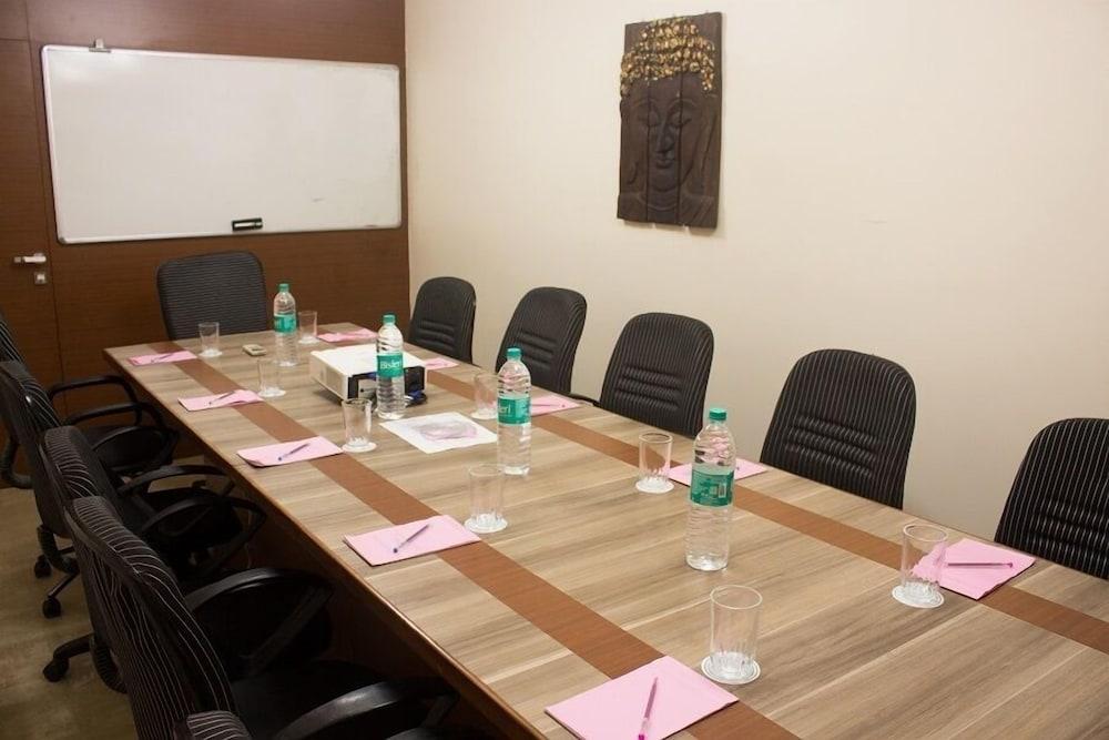 מומביי Jyoti Dwelling Hotel מראה חיצוני תמונה