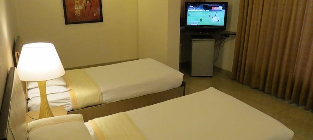 מומביי Jyoti Dwelling Hotel מראה חיצוני תמונה