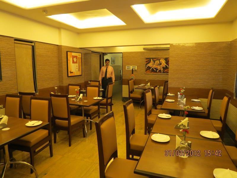 מומביי Jyoti Dwelling Hotel מראה חיצוני תמונה