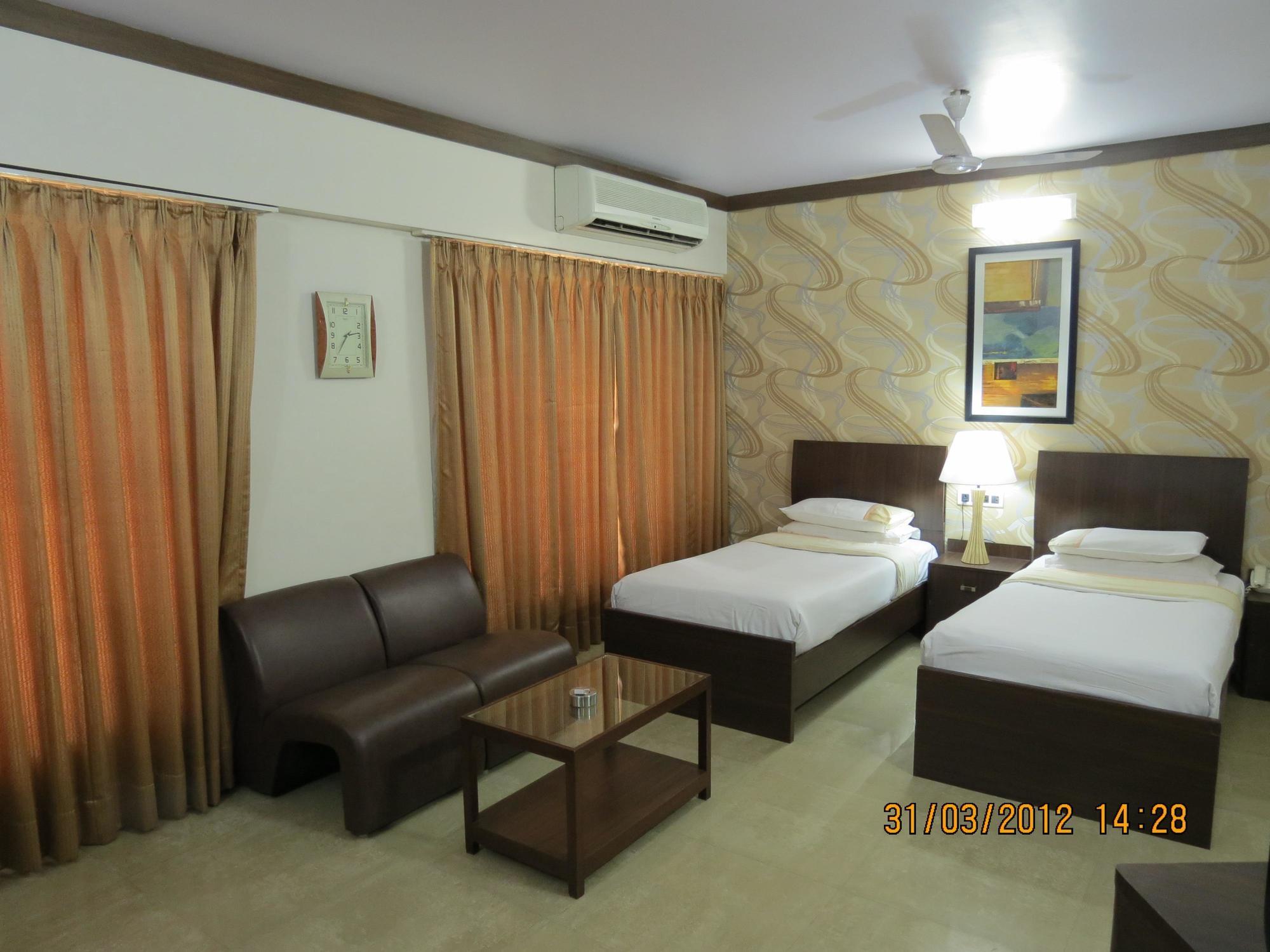 מומביי Jyoti Dwelling Hotel מראה חיצוני תמונה