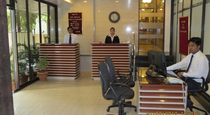 מומביי Jyoti Dwelling Hotel מראה חיצוני תמונה