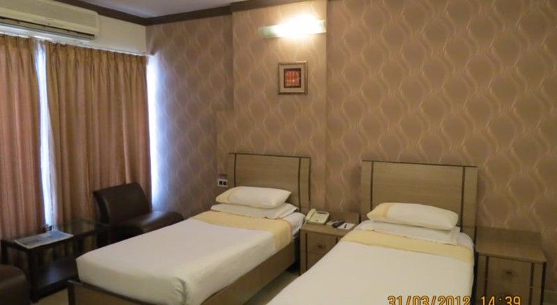 מומביי Jyoti Dwelling Hotel מראה חיצוני תמונה