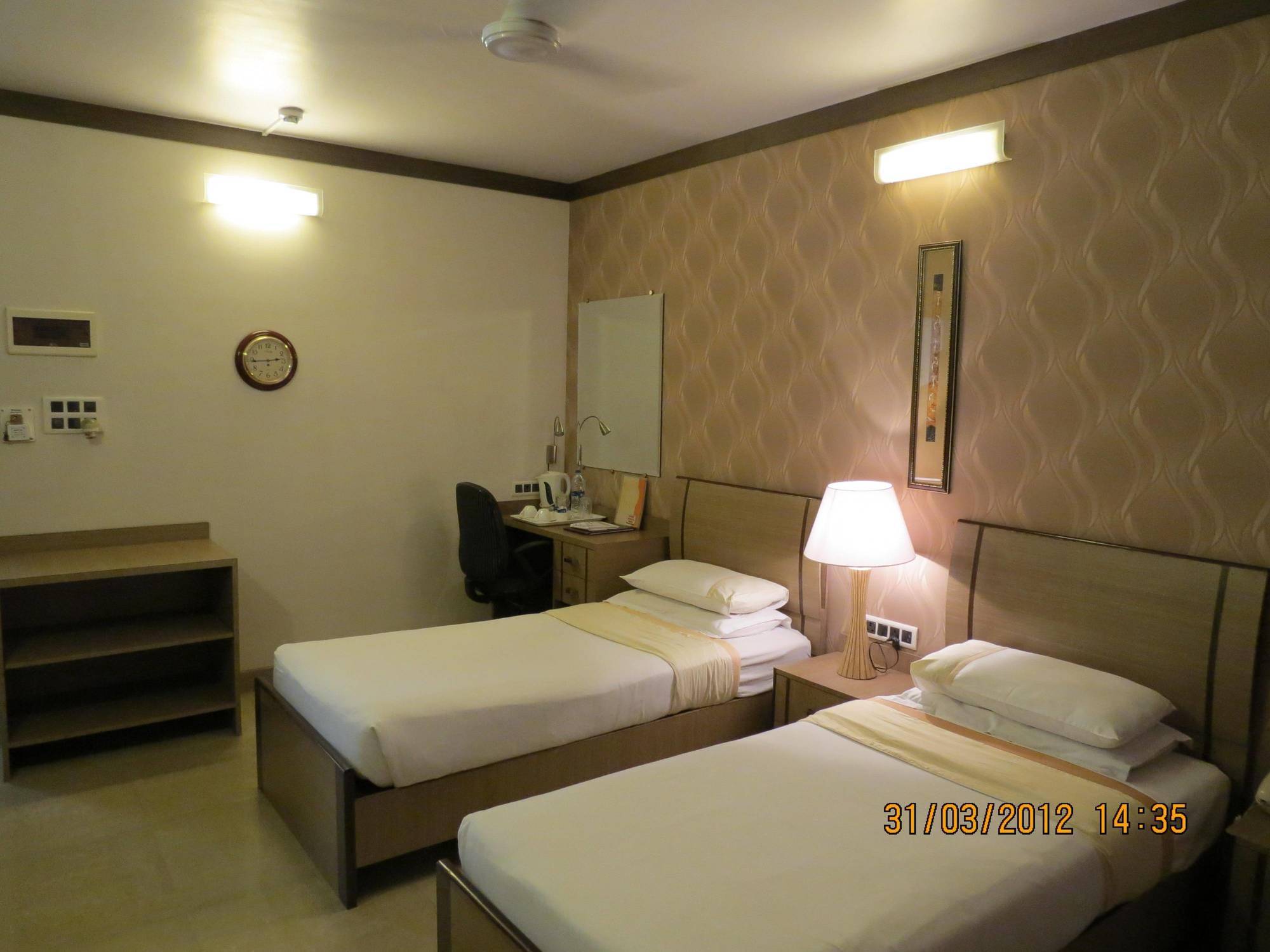 מומביי Jyoti Dwelling Hotel מראה חיצוני תמונה