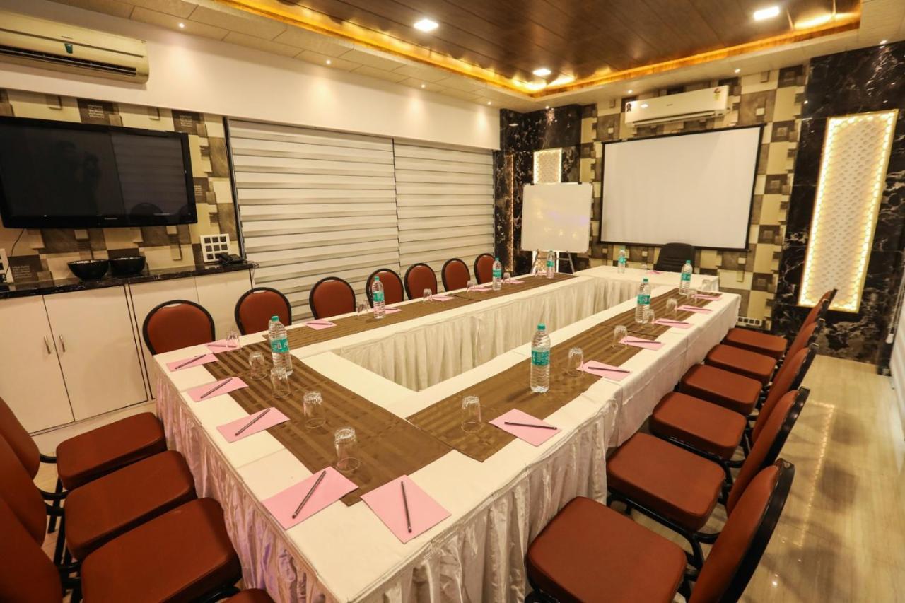 מומביי Jyoti Dwelling Hotel מראה חיצוני תמונה